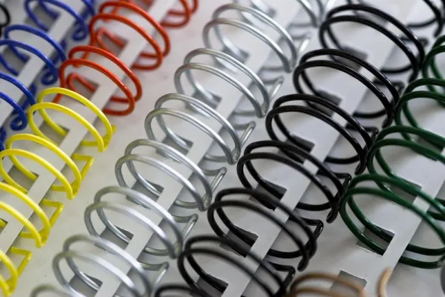 Kolorowe spirale introligatorskie leżące obok siebie