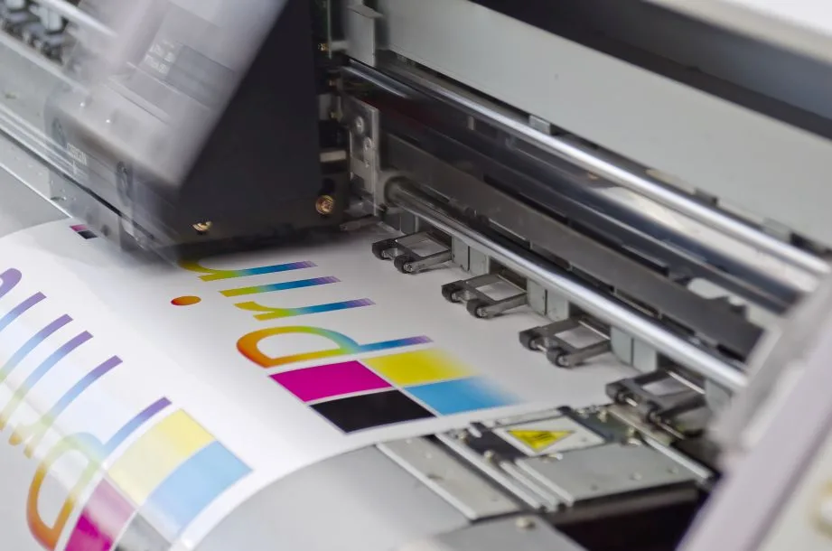 Maszyna cyfrowa z wychodzącym arkuszem i paskiem kontrolnym CMYK