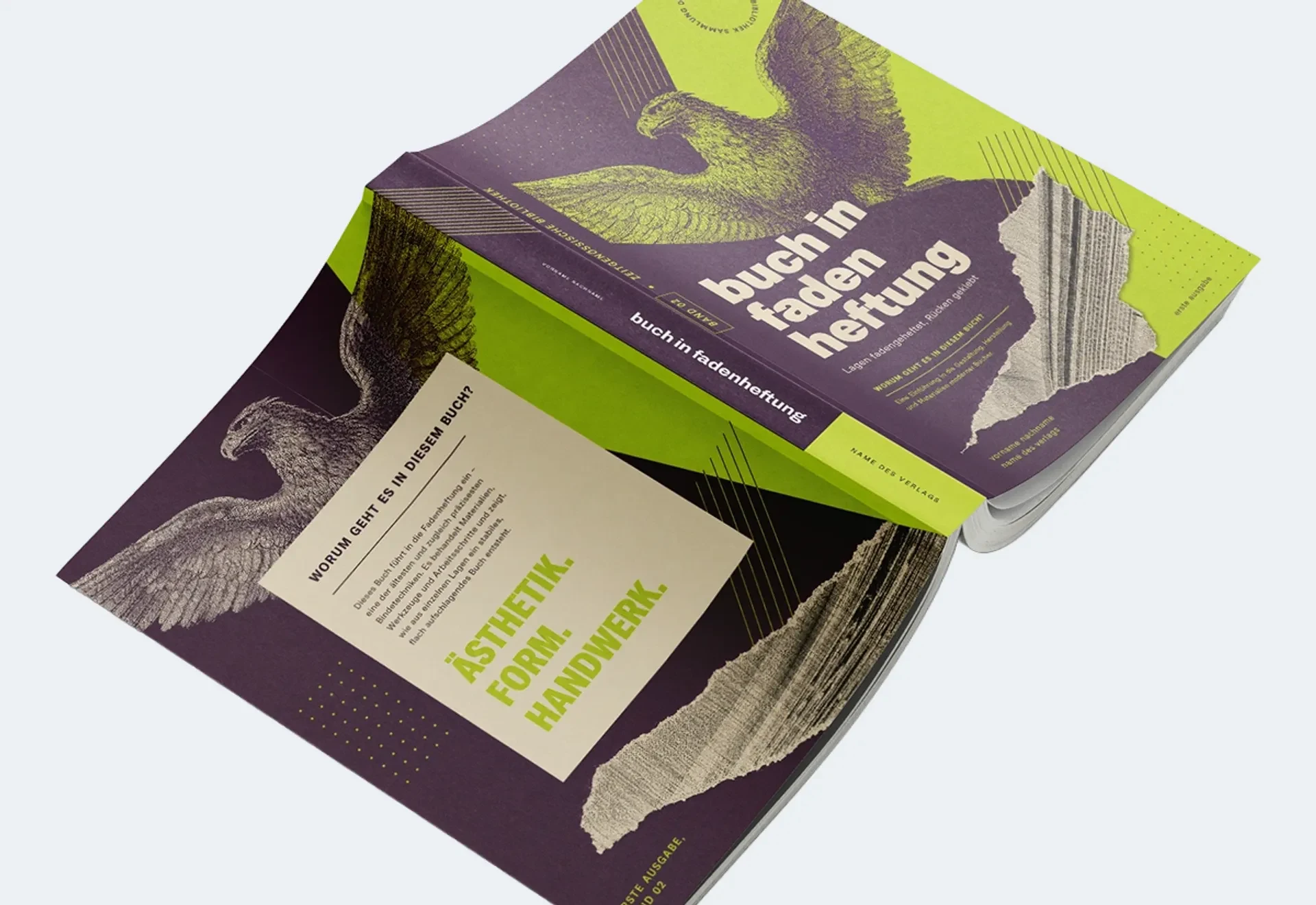 Aufgeschlagenes Buch mit fadengehefteter Klebebindung im Softcover, liegt mit den Seiten nach unten, zu sehen sind der farbige Umschlag, der Rücken und der Buchblock