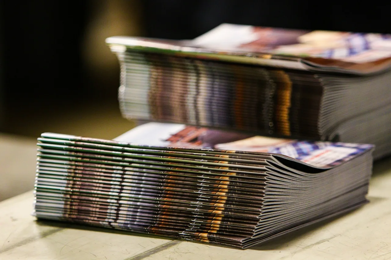 Jak przygotować komplet materiałów drukowanych na konferencję? Praktyczny przewodnik