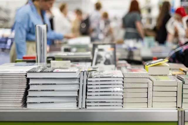 Koszt druku książki – co wpływa na cenę i jak ją zoptymalizować?