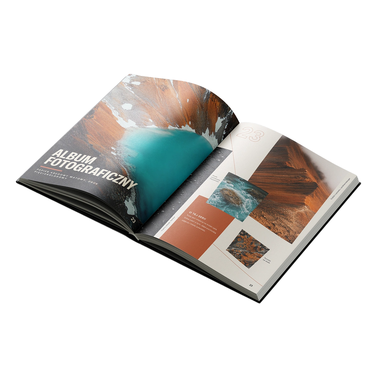 Otwarty album fotograficzny, lotnicze zdjęcie turkusowej rzeki na rozkładówce